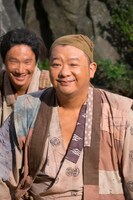 TKO木下扮する百姓の福蔵。(c)NHK