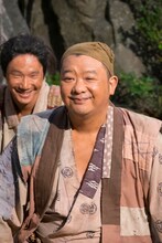 TKO木下扮する百姓の福蔵。(c)NHK