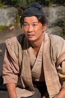 TKO木本扮する百姓の富介。(c)NHK