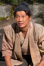 TKO木本扮する百姓の富介。(c)NHK