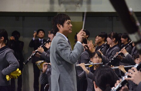 タクトを振る博多華丸。