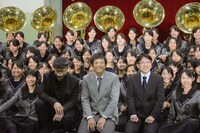 手前左からG2、博多華丸、吹奏楽部顧問の櫻内教昭氏。