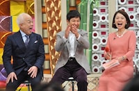 左から小堺一機、関根勤、西山喜久恵アナウンサー。(c)BSフジ