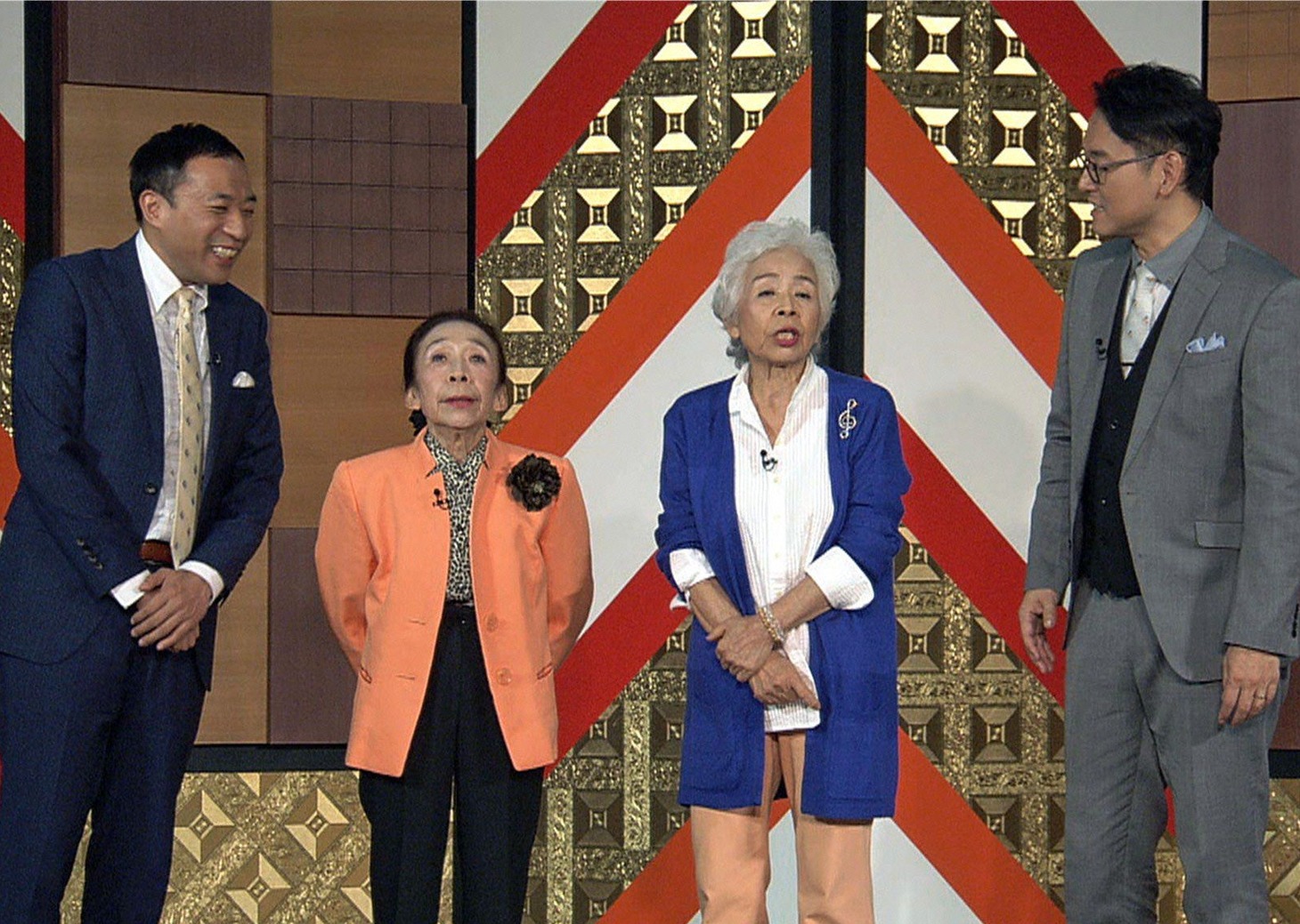 「お笑い演芸館」に出演する、かしまし娘の正司照枝（左から2人目）と正司花江（右から2人目）、MCのナイツ。(c)BS朝日