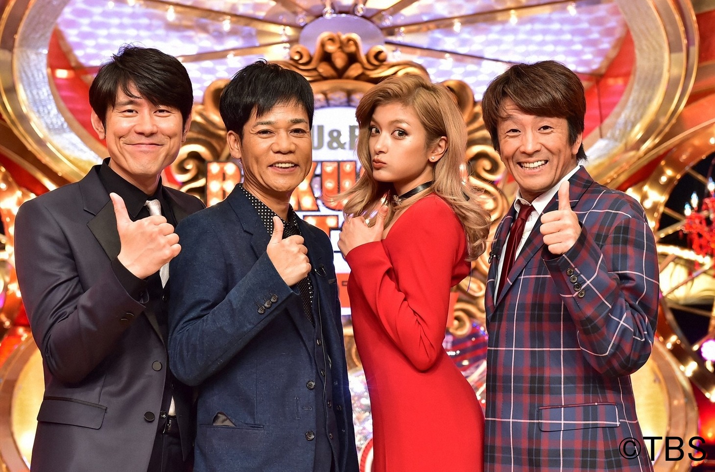 MCのネプチューンとローラ（右から2人目）。