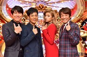 MCのネプチューンとローラ(右から2人目)。