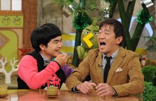 左から加藤諒、メッセンジャー黒田。(c)読売テレビ