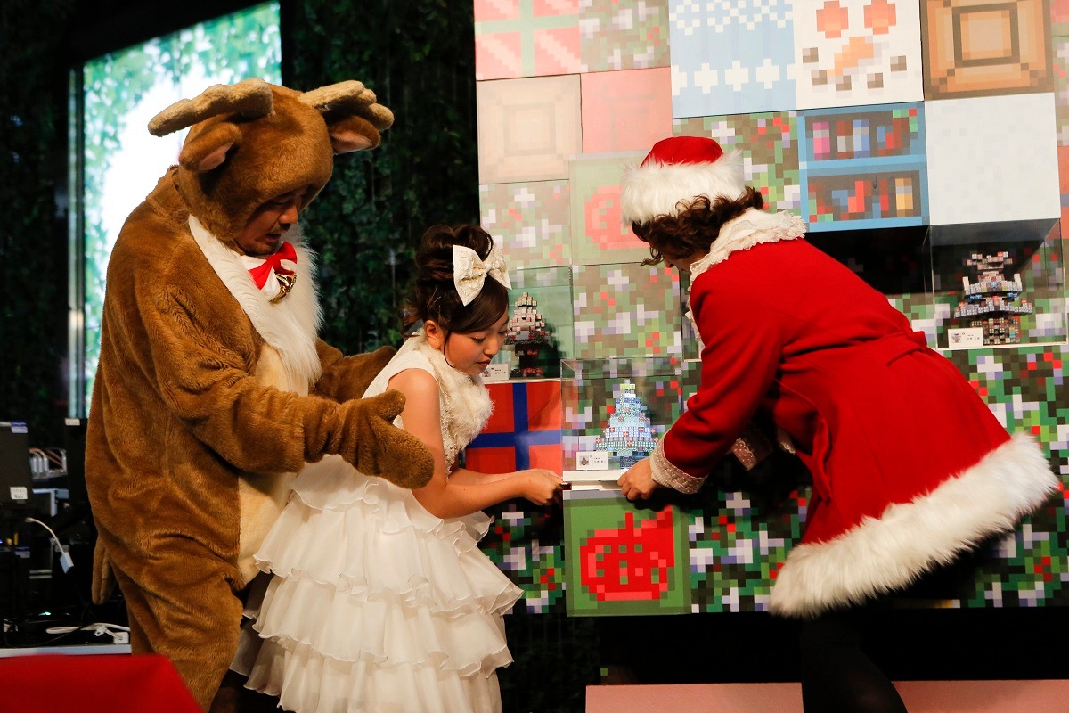 「“みんなの『マインクラフト』ツリー2016“点灯式」のワンシーン。