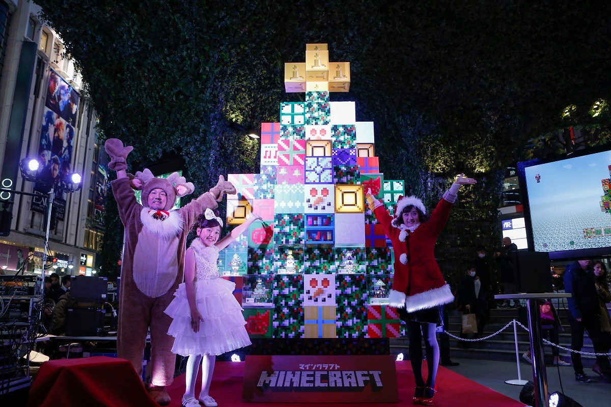 「“みんなの『マインクラフト』ツリー2016“点灯式」のワンシーン。