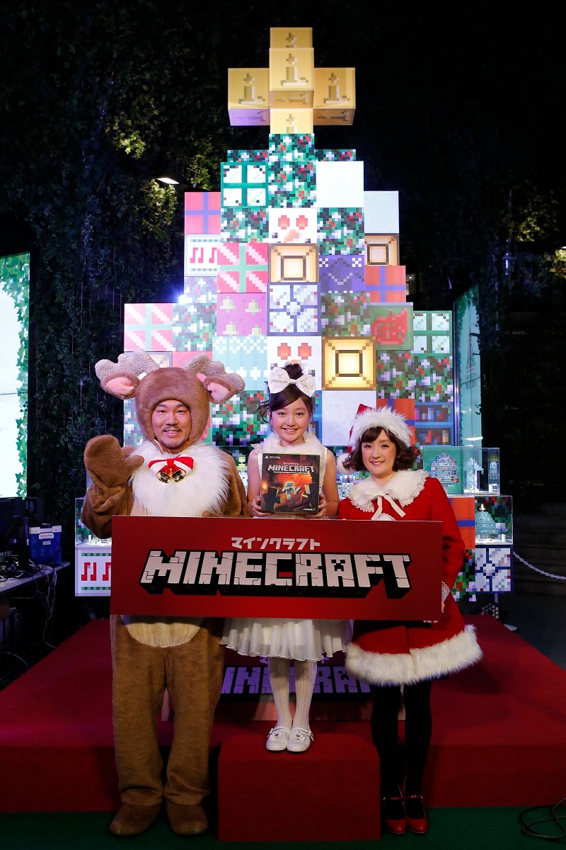 左からFUJIWARA藤本、谷花音、千秋。