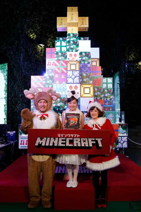 左からFUJIWARA藤本、谷花音、千秋。