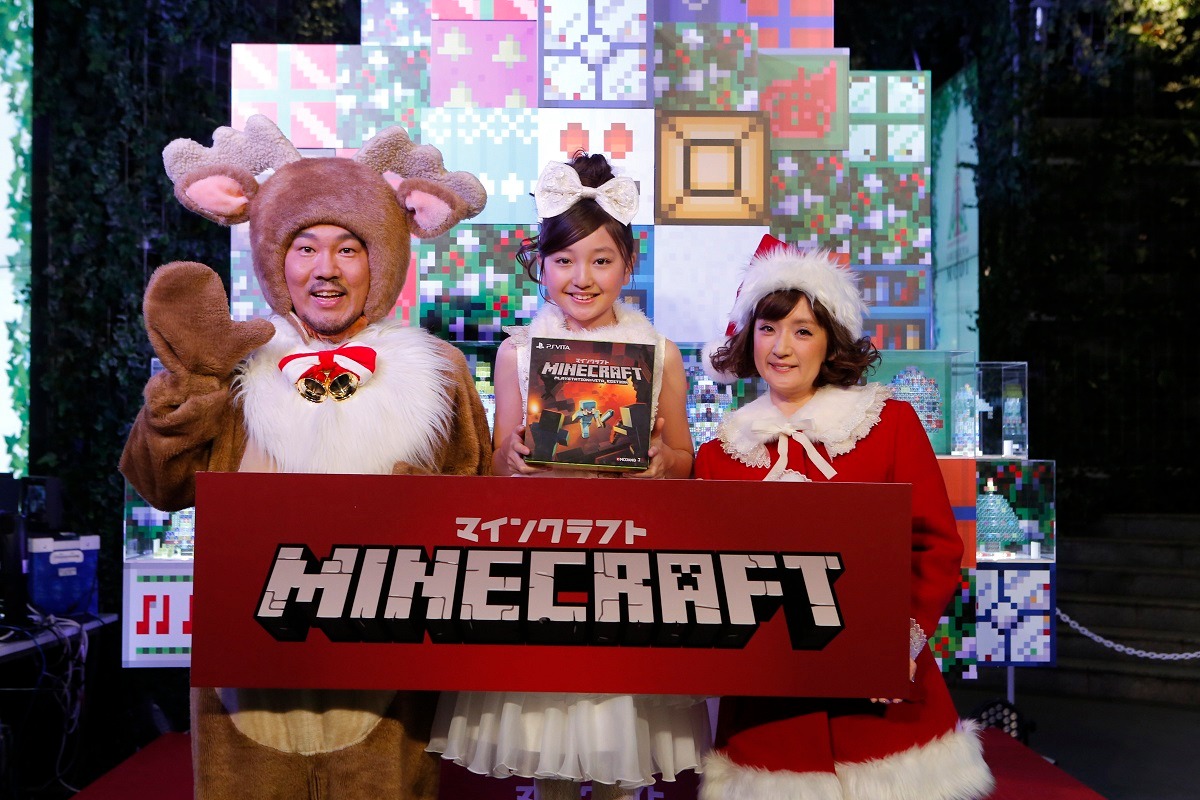 左からFUJIWARA藤本、谷花音、千秋。