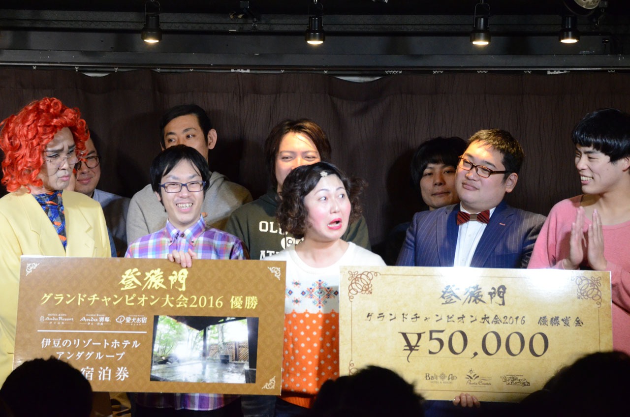 表彰式で戸惑うあぁ～しらき（中央）。