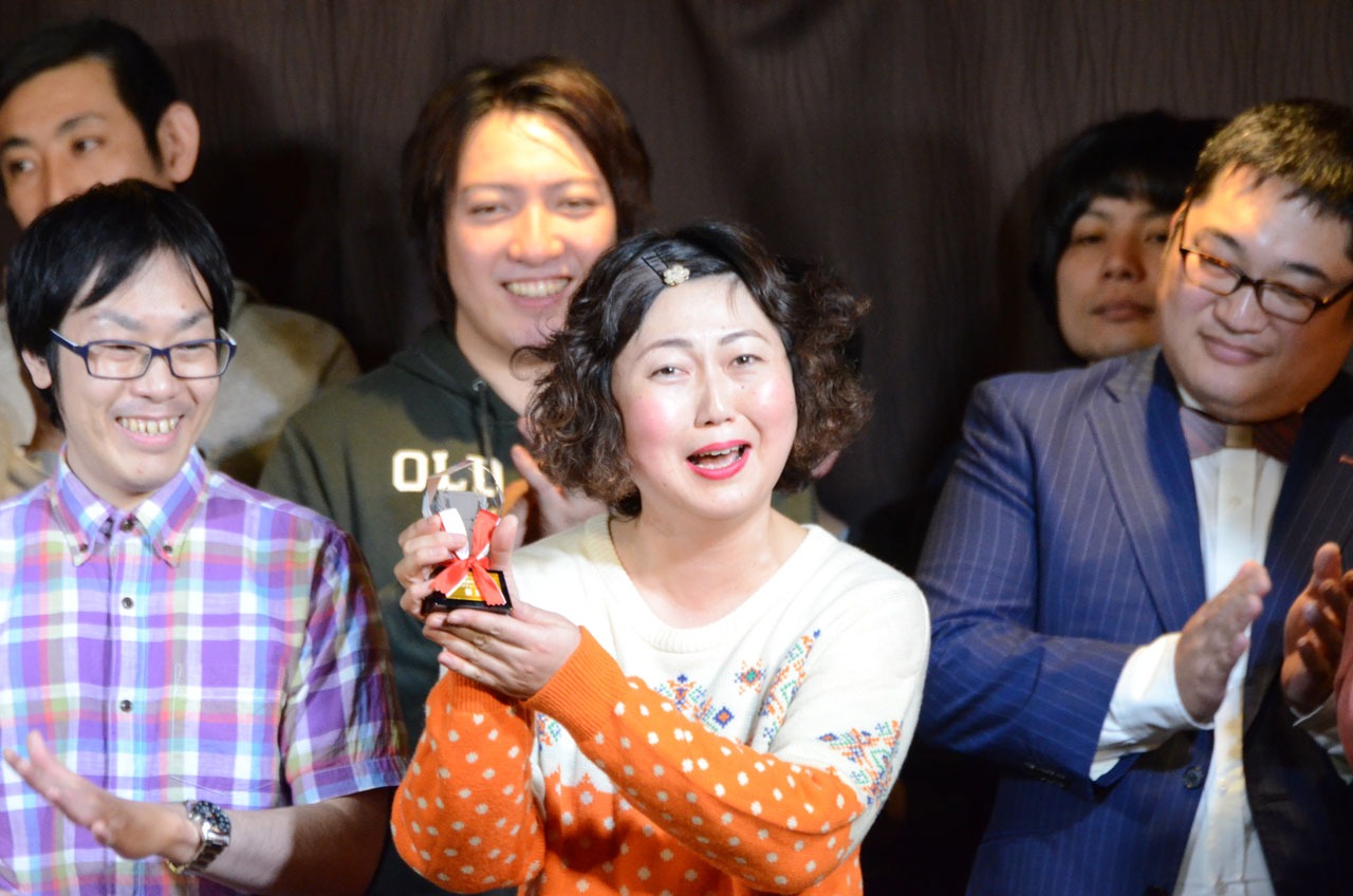 カミナリの代理でトロフィーを受け取ったあぁ～しらき（中央）。
