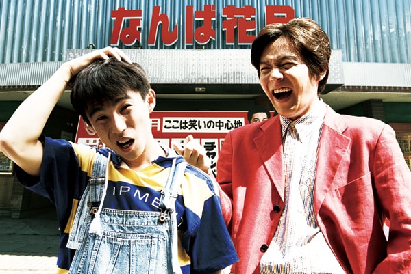 ジミー大西を演じる中尾明慶（左）と明石家さんまを演じる小出恵介（右）。