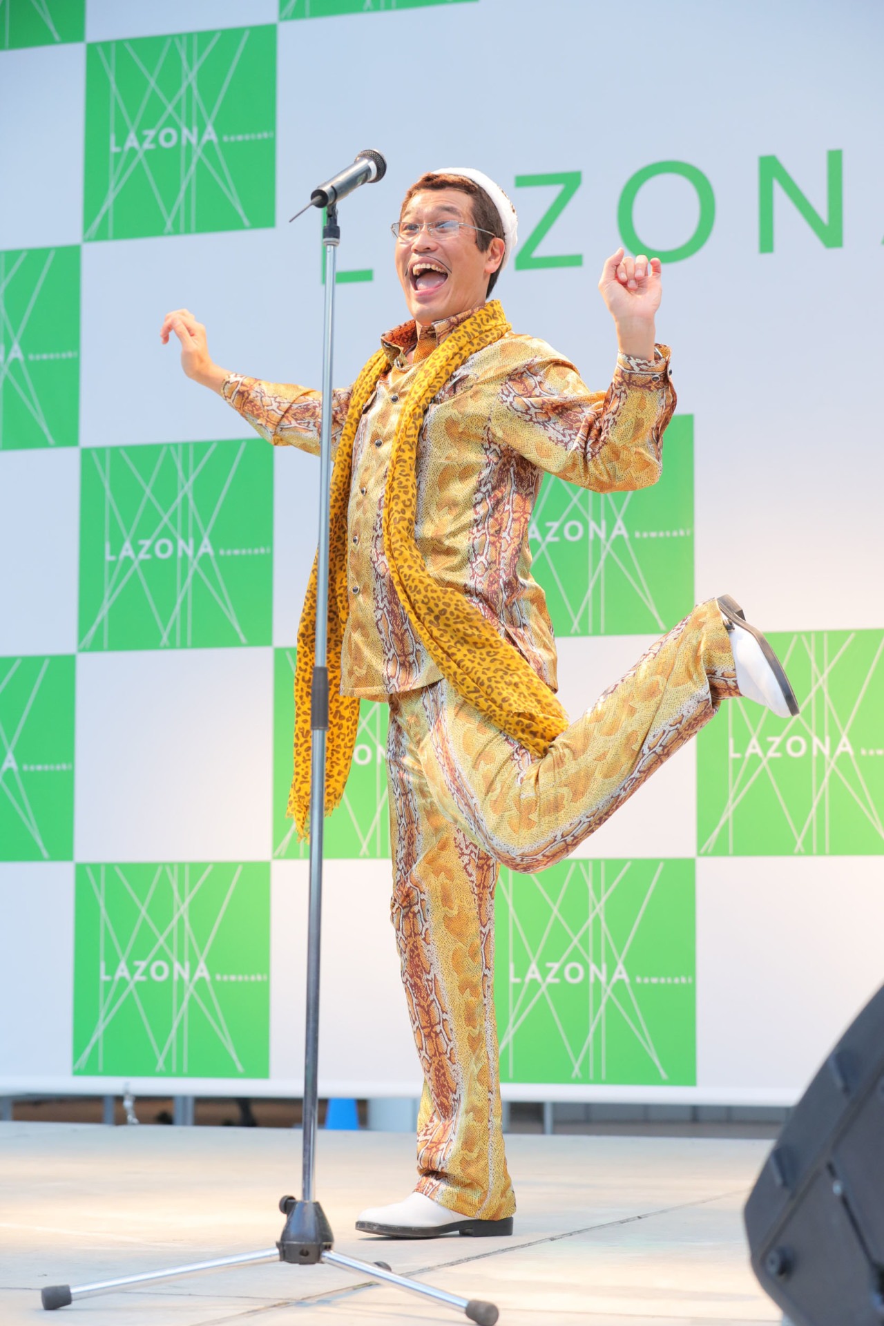 ライブ中のピコ太郎。