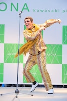 ライブ中のピコ太郎。