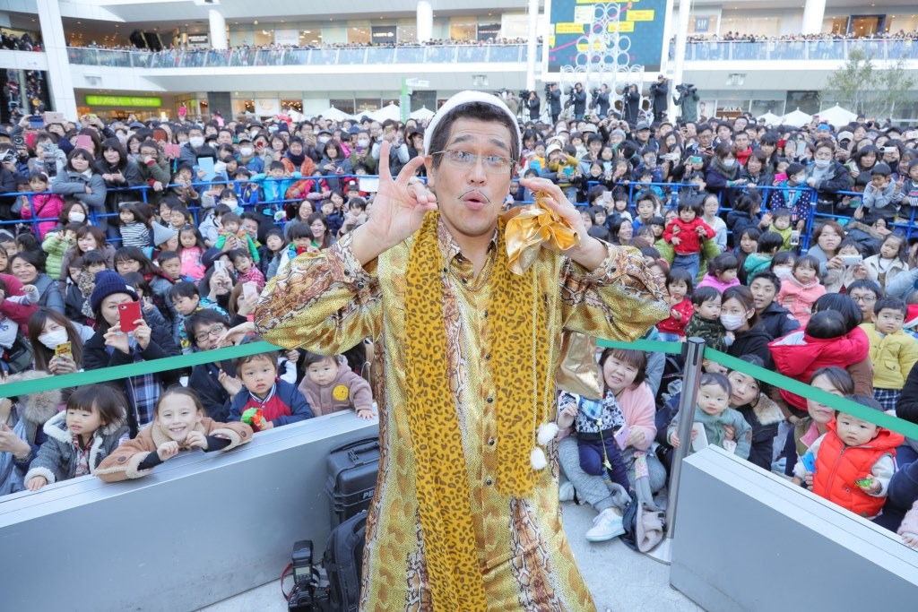 フリーライブを実施したピコ太郎。