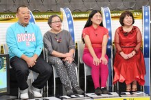 左から、TKO木下とその母、ガンバレルーヤよしことその母。(c)MBS