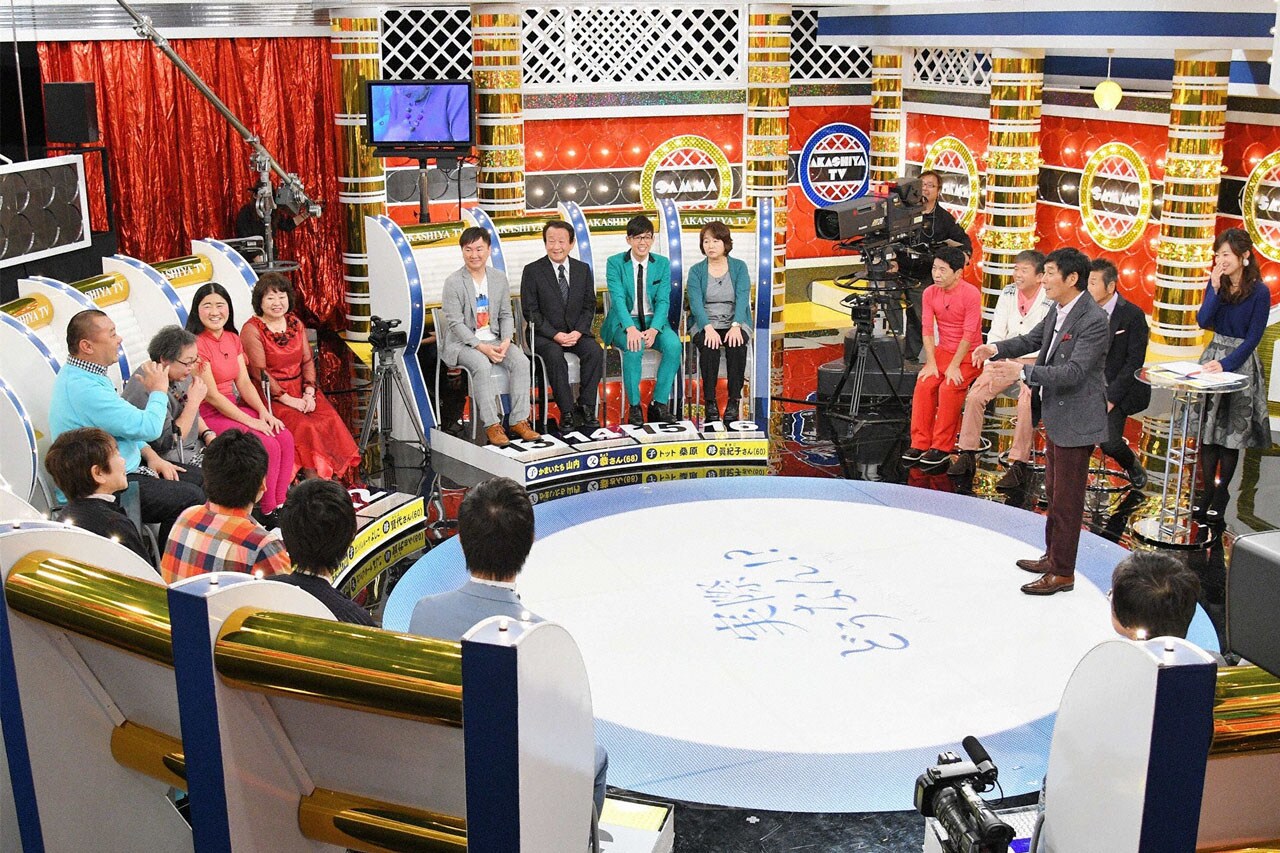 「痛快！明石家電視台」のスタジオに集まった芸人親子8組。(c)MBS