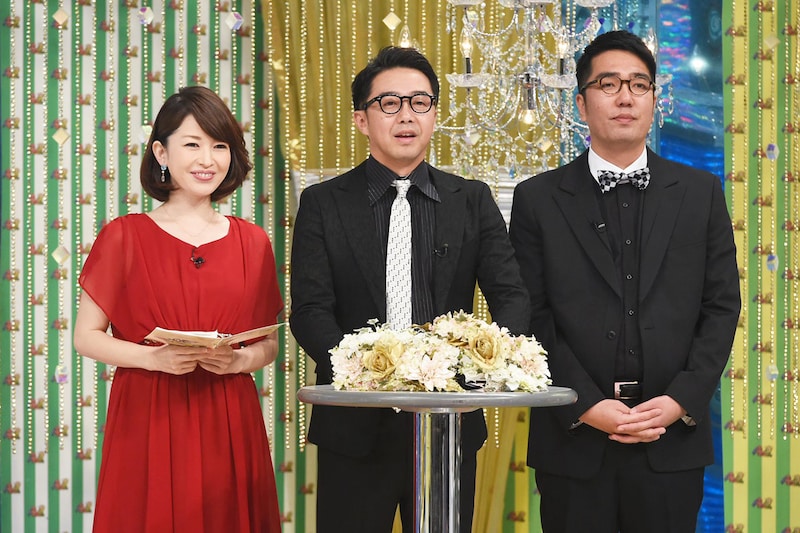 「ゴッドタン新春SP 芸人マジ歌選手権」司会の松丸友紀アナウンサー、おぎやはぎ（左から）。(c)テレビ東京