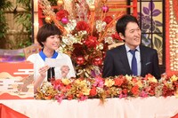 左から佐藤栞里、千原ジュニア。(c)日本テレビ