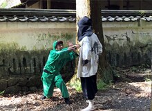 「ホリケンふれあい旅 にんげんっていいな」で忍者体験に臨むネプチューン堀内（左）。(c)テレビ朝日