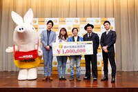 「Campus Life＋1」グランプリ（中央）とのフォトセッションの様子。