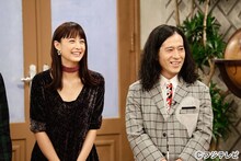 「関ジャニ∞クロニクル いきなり正月からワチャワチャSP」の「真実堂書店」コーナーに出演するピース又吉（右）、山本美月（左）。