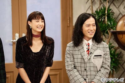 「関ジャニ∞クロニクル いきなり正月からワチャワチャSP」の「真実堂書店」コーナーに出演するピース又吉（右）、山本美月（左）。