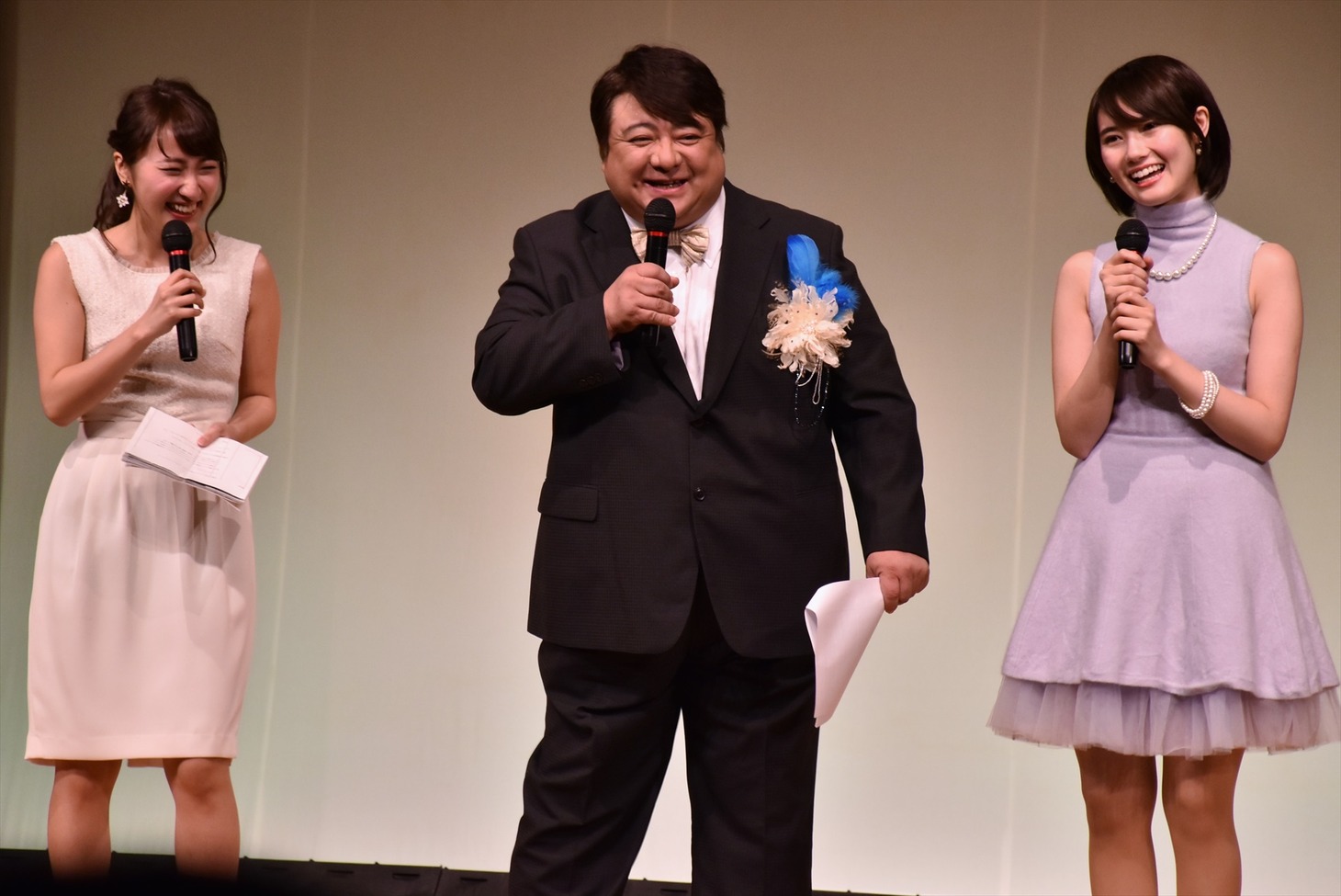 MCを務めた彦摩呂（中央）、笹木香利（左）、窪真理（右）。