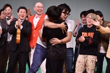 太田プロライブ「月笑」の年間チャンピオンとなり、抱擁するアルコ＆ピース（中央）。