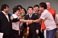 優勝決定後、握手を交わすアルコ＆ピース平子（右）とタイムマシーン3号・関（左から2人目）。