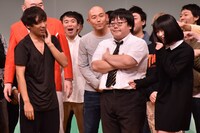 プレゼンターとして登場したAKB48の横山由依（手前右端）の横で、秋元康になりきるタイムマシーン3号・関（手前右から2人目）。