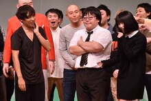 プレゼンターとして登場したAKB48の横山由依（手前右端）の横で、秋元康になりきるタイムマシーン3号・関（手前右から2人目）。