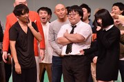 プレゼンターとして登場したAKB48の横山由依(手前右端)の横で、秋元康になりきるタイムマシーン3号・関(手前右から2人目)。