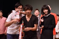 アルコ＆ピースと横山由依（右）。