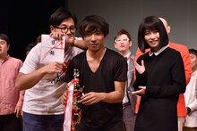 アルコ＆ピースと横山由依（右）。