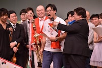 「太田プロの芸人たち、みんなの優勝じゃないかって思うんですよ！」と叫ぶアルコ＆ピース平子（中央）。
