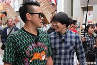 左から宮川大輔、雨上がり決死隊・蛍原。(c)テレビ西日本