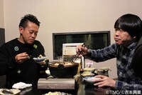 左から宮川大輔、雨上がり決死隊・蛍原。(c)テレビ西日本