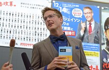 記者からの質問に応じる厚切りジェイソン。