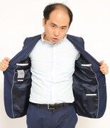 「斎藤さんだぞ」のポーズを取るトレンディエンジェル斎藤。