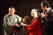 「渋谷らくご2016 創作大賞」を受賞した三遊亭粋歌（中央）。
