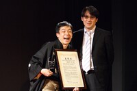 「渋谷らくご2016 大賞」を受賞した春風亭昇々（左）とサンキュータツオ（右）。