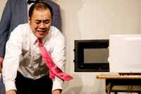 ライブ「きしたかの・高野 熱いおしぼりを渡されて熱がらなかったら100万円」の様子。