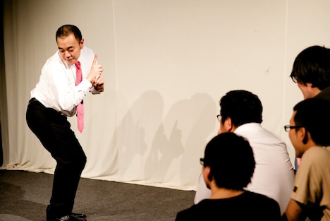 「尻振り忍者」になりきるきしたかの高野。