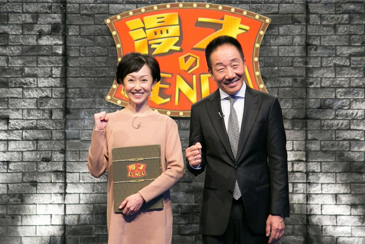 「漫才のDENDO」司会の中田カウス（右）、加藤明子ABCアナウンサー（左）。(c)ABC