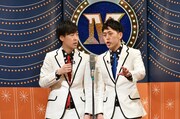 漫才でトークテーマを発表する吉田たち。(c)読売テレビ