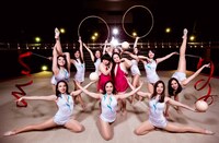 「ザッツ・マイ・ガール」の日本版ミュージックビデオに出演しているおかずクラブ、東京女子体育大学の新体操競技部のメンバー。